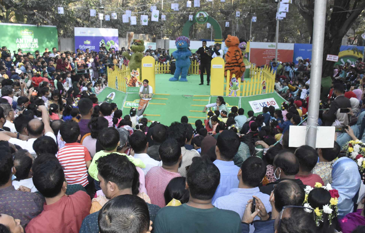 মেলার সোহরাওয়ার্দী উদ্যানের অংশের দক্ষিণ প্রান্তে শিশু কর্নার। শিশু আর তাদের নিয়ে আসা অভিভাবকেরা এদিকেই বেশি ভিড় করছেন। ছবি: বিপ্লব দীক্ষিত