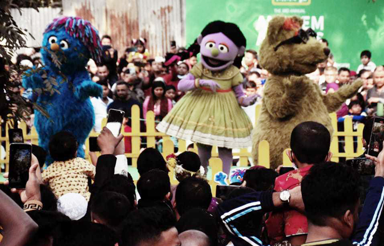 অমর একুশে বইমেলার শেষ শুক্রবার আজ। আজ মেলা শুরু হয়েছে বেলা ১১টায় এবং চলবে রাত ৯টা পর্যন্ত। বেলা ১১টা থেকে দুপুর ১টা পর্যন্ত ছিল শিশুপ্রহর। মেলায় অভিভাবকের হাত ধরে শিশুরা ছুটে বেড়াচ্ছে এক স্টল থেকে আরেক স্টলে। ছবি: জাগো নিউজ