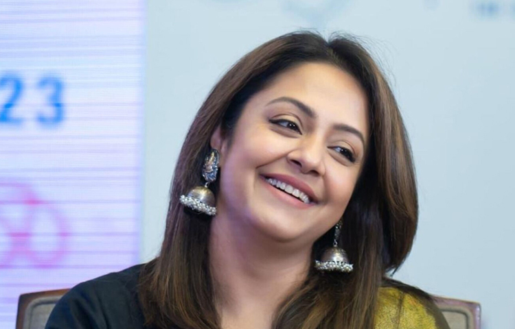 ১৯৯৮ সালে প্রিয়দর্শনের হিন্দি ছবি ডোলি সাজা কে রাখনার মাধ্যমে অভিষেক হয়েছিল জ্যোতিকার। মাঝখানে বলিউড থেকে একরকম গায়েব হয়ে গিয়েছিলেন তিনি। কিন্তু তিনি দক্ষিনী সিনেমায় চুটিয়ে কাজ করেছেন। দীর্ঘ সময় পর বলিউডে ফিরে এসে রীতিমতো উচ্ছ্বসিত এই দক্ষিনী তারকা। ছবি: সংগৃহীত