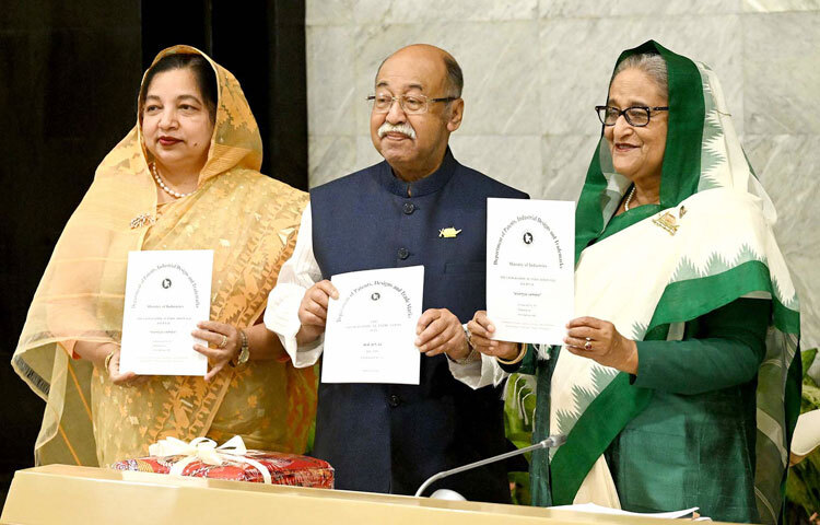 প্রধানমন্ত্রী শেখ হাসিনার হাতে আজ তার কার্যালয়ে জামালপুরের নকশিকাঁথা ও মুক্তাগাছার মণ্ডার জিআই সনদ হস্তান্তর করেন শিল্পমন্ত্রী নূরুল মজিদ মাহমুদ হুমায়ূন। ছবি: পিআইডি