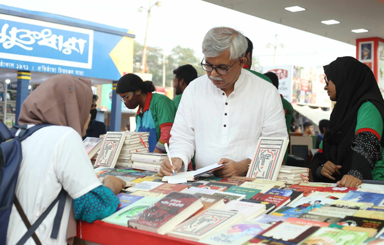 অটোগ্রাফ দিচ্ছেন আনিসুল হক। ছবি: মাহবুব আলম