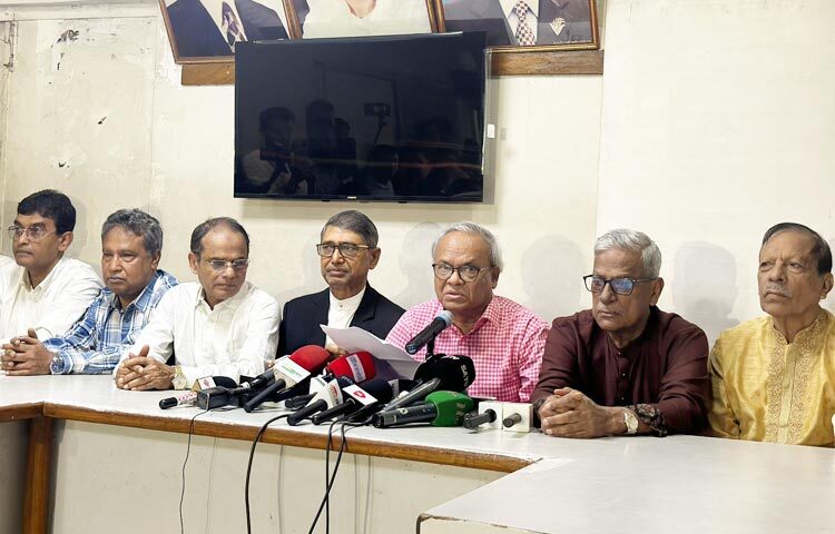 আজ দুপুরে রাজধানীর নয়াপল্টনে বিএনপির কেন্দ্রীয় কার্যালয়ে এক সংবাদ সম্মেলনে বক্তব্য রাখেন বিএনপির সিনিয়র যুগ্ম মহাসচিব রুহুল কবির রিজভী। ছবি: জাগো নিউজ