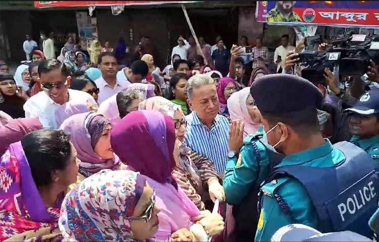 পুলিশি বাধায় আন্তর্জাতিক নারী দিবসের র্যালি করতে পারেনি বলে অভিযোগ করেছে জাতীয়তাবাদী মহিলা দল। আজ সকালে সংগঠনটির নেতাকর্মীরা রাজধানীর নয়াপল্টনে দলের কেন্দ্রীয় কার্যালয়ের সামনে সমবেত হয়ে সংক্ষিপ্ত সমাবেশ করেন। এরপর র‌্যালি বের করলে বাধা দেয় পুলিশ। ছবি: জাগো নিউজ