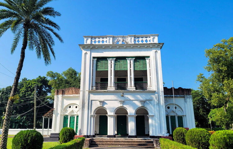 রবীন্দ্রনাথের সঙ্গে তার একমাত্র মেয়ে ভবতারিনী দেবীর বিয়ের পর নাকি দোতলা বাড়িটি তৈরি করা হয়। তবে কে তৈরি করেন তা স্পষ্ট করে কোথাও লেখা নেই। লোকমুখে প্রচলিত আছে, বিয়ের পর নাকি বিশ্বকবি নিজেই এটি বানিয়ে দিয়েছেন। ছবি: বোহেমিয়ান ফয়সাল