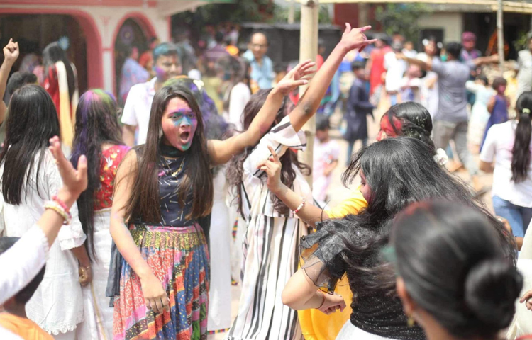 এ দিন সকালে পূজা অর্চনার পর একে অন্যকে রং মাখিয়ে এ উৎসব পালন করে থাকেন তারা। ছবি: মাহবুব আলম