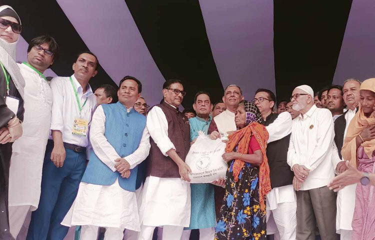 ‘আওয়ামী লীগ নেত্রী নির্দেশ দিয়েছেন ইফতার পার্টি না করে সাধারণ মানুষের মাঝে বিতরণ করতে। অথচ বিএনপি ইফতার পার্টিতে আওয়ামী লীগের চরিত্রহনন করে, অপপ্রচার করে, মিথ্যাচার করে’ বলে মন্তব্য করেছেন আওয়ামী লীগের সাধারণ সম্পাদক ওবায়দুল কাদের। আজ কেন্দ্রীয় কার্যালয়ে দলটির ত্রাণ ও সমাজকল্যাণ উপ-কমিটির উদ্যোগে ইফতার ও ঈদসামগ্রী বিতরণ অনুষ্ঠানে তিনি এসব কথা বলেন। ছবি: জাগো নিউজ