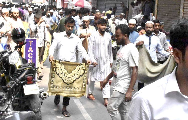 আখিরাতে মুক্তির পাশাপাশি দেশ ও মুসলিম জাতির শান্তি কামনা, আল আকসা মসজিদ, ফিলিস্তিনিদের ওপর নির্যাতন বন্ধ এবং ফিলিস্তিনি স্বাধীনতা চেয়ে দোয়া করা হয় মহান আল্লাহর কাছে। ছবি: বিপ্লব দিক্ষিৎ