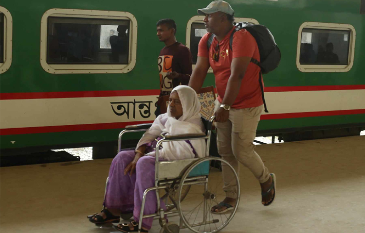 এবার ঈদ ও পহেলা বৈশাখের ছুটি একসঙ্গে হওয়ায় লম্বা ছুটি পেয়েছেন সবাই। তাই প্রায় এক সপ্তাহ আগে থেকেই শুরু হয়েছে ঈদযাত্রা। ছবি: মাহবুব আলম