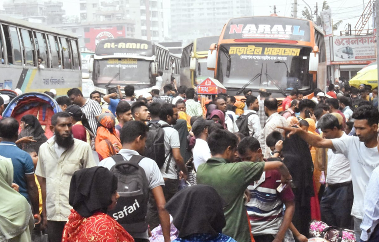 বাড়তি যাত্রী সামলাতে মালিকরা বাড়তি গাড়ি রাস্তায় নামালেও গাড়ি সংকটে অনেক যাত্রীকে অপেক্ষা করতে দেখা গেছে। ছবি: বিপ্লব দীক্ষিত