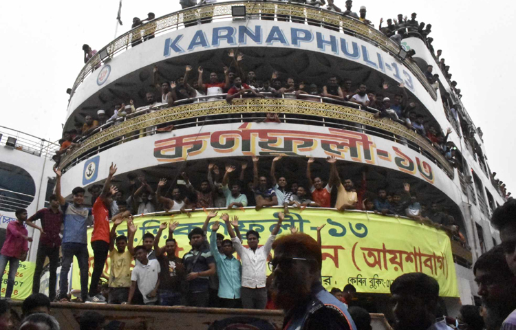 মঙ্গলবার বিকেলেও সদরঘাট লঞ্চ টার্মিনালে দেখা যায় ঈদযাত্রীদের উপচেপড়া ভিড়। ছবি: বিপ্লব দীক্ষিত