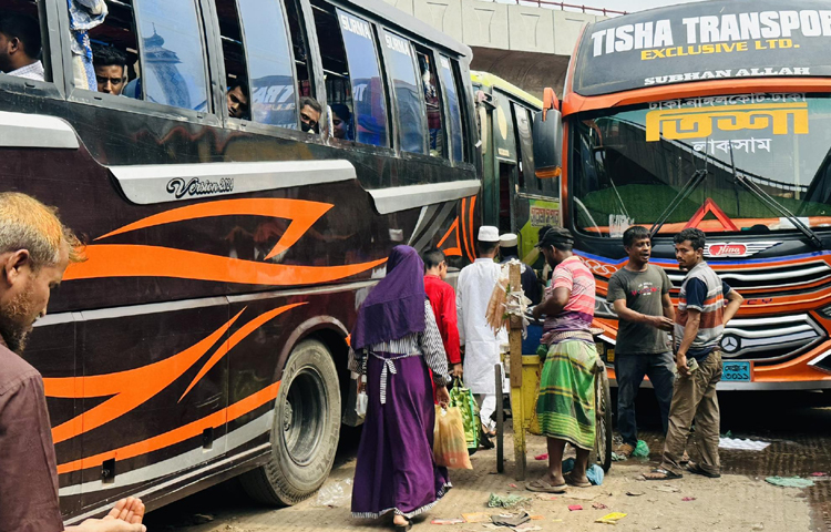 বাসের কর্মচারীরাও যাত্রীদের হাঁকডাকে ব্যস্ত সময় পার করছেন। ছবি: ইসমাইল হোসেন রাসেল