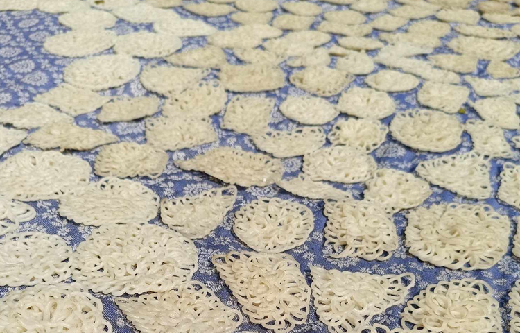 ঈদের আগে গফরগাঁও উপজেলার পৌরশহর ও বিভিন্ন গ্রামে বাড়ির উঠানে, ঘরের আঙিনায় কিংবা বাসার ছাদে পিঠা ও সেমাই বানানোর দৃশ্য সবার নজর কাড়ে। ছবি: মঞ্জুরুল ইসলাম