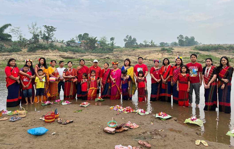 তারা ক্যামেরাবন্দি করে রেখেছেন আনন্দের মুহূর্তগুলো। ছবি: মাহবুবুল ইসলাম পলাশ