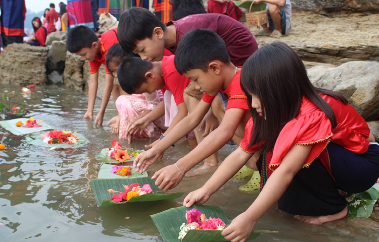 তরুণ-তরুণী ছাড়াও ফুল ভাসিয়েছে শিশু-কিশোররা। ছবি: সাইফুল উদ্দীন