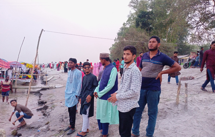 অনেকেই ক্যামেরা ও মোবাইলে ছবি তুলে স্মৃতির ফ্রেমে বন্দি করছেন প্রিয় মুহূর্তগুলো। সবার জন্য উন্মুক্ত বিনোদন কেন্দ্রটি সকাল থেকে সন্ধ্যা পর্যন্ত মানুষের পদচারণায় মুখরিত হয়ে থাকে। ছবি: রবিউল হাসান