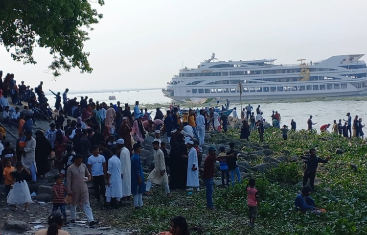 ঈদের দিন থেকে এখন পর্যন্ত চাঁদপুরের পর্যটন কেন্দ্র তিন নদীর মিলনস্থল মোলহেডে হাজার হাজার মানুষ পরিবার-পরিজন নিয়ে সকাল থেকে রাত পর্যন্ত সময় কাটাচ্ছেন। ছবি: শরীফুল ইসলাম