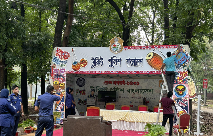 সকাল থেকেই রমনা বটমূলে বৈশাখী ও দেশাত্মবোধক গান দিয়ে মঞ্চে প্রস্তুতি শুরু করেন ছায়ানটের শিল্পীরা। দুপুর পৌনে ২টা পর্যন্ত চলে তাদের এই প্রস্তুতি। ছবি: মুসা আহমেদ