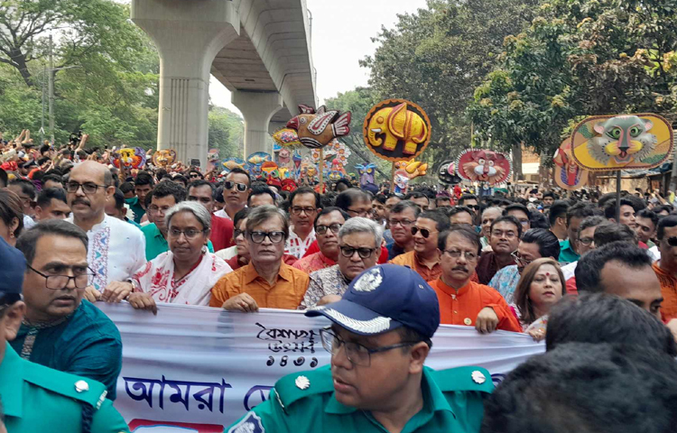 শোভাযাত্রার উদ্বোধন করেন ঢাকা বিশ্ববিদ্যালয়ের উপাচার্য এ এস এম মাকসুদ কামাল। শোভাযাত্রায় বিশ্ববিদ্যালয়ের শিক্ষক, শিক্ষার্থী ও বিভিন্ন স্তরের মানুষ স্বতঃস্ফূর্তভাবে অংশ নিয়েছেন। ছবি: মাহবুব আলম