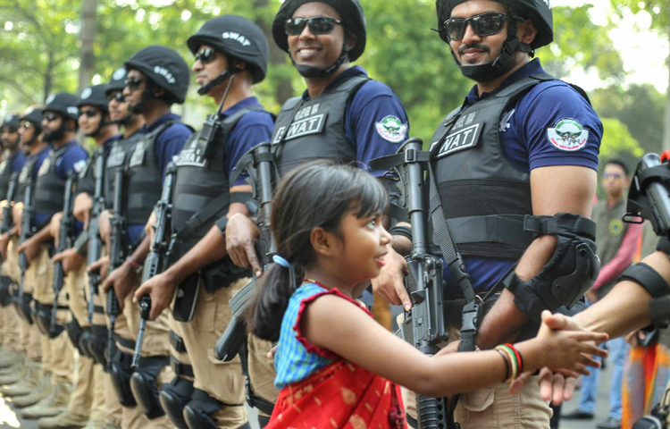 কঠোর নিরাপত্তার চাদরে মোড়ানো রয়েছে পুরো এলাকা। পথিমধ্যে কেউ মঙ্গল শোভাযাত্রায় অংশ নিতে পারবে না। কারণ চতুর্দিকে আইনশৃঙ্খলা বাহিনীর সমন্বয়ে মানবপ্রাচীর গঠন করা হয়েছে। ছবি: মাহবুব আলম