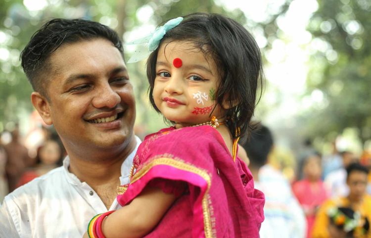 বাবার কোলে চড়েই ঘুরতে এসেছে মেয়ে। ছবি: মাহবুব আলম