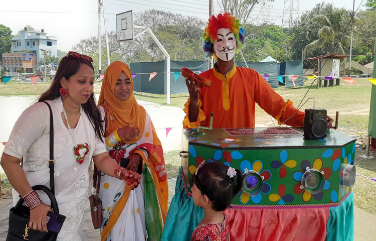 রাঙ্গামাটি রিজিয়নের মেলায় সেনাবাহিনীর উদ্যোগে বিনামূল্যে বানর খেলা ও বায়স্কোপ দেখানোর ব্যবস্থা করা হয়েছে। ছবি: মাহবুবুল ইসলাম পলাশ