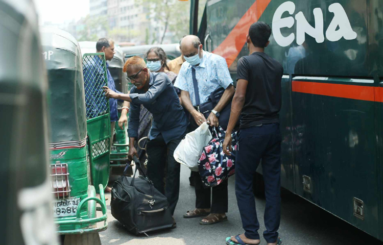 এসময় সুযোগ বুঝে বেশি ভাড়া নিচ্ছেন সিএনজিচালিত অটোরিকশাচালকরা। ছবি: মাহবুব আলম