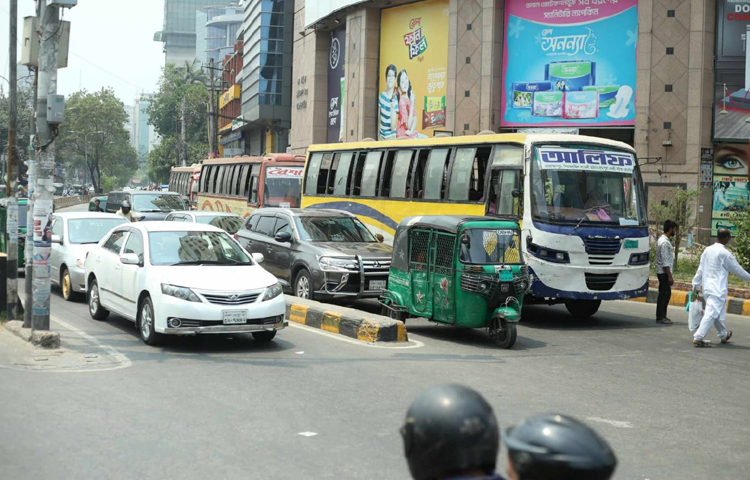 যান চলাচল ও মানুষের আনাগোনা দুটোই উল্লেখযোগ্য হারে বেড়েছে। রাজধানীর কয়েক স্থানে যানজটও দেখা গেছে। ছবি: মাহবুব আলম