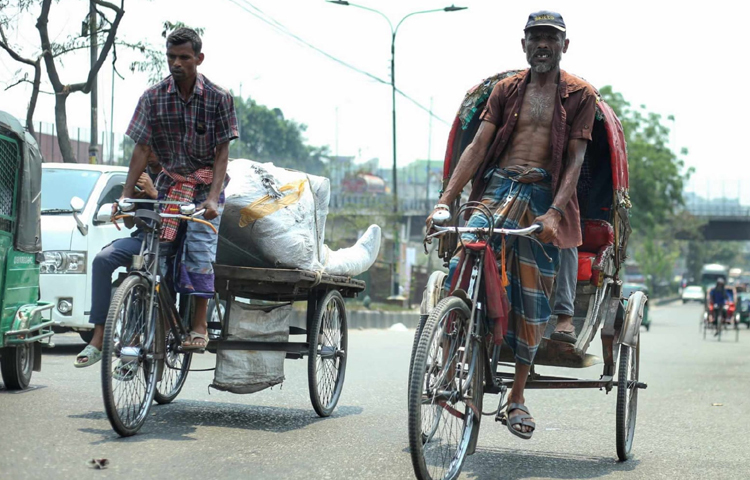 এই গরমে বেশি কষ্ট পাচ্ছেন শ্রমজীবী মানুষরা। ছবি: মাহবুব আলম