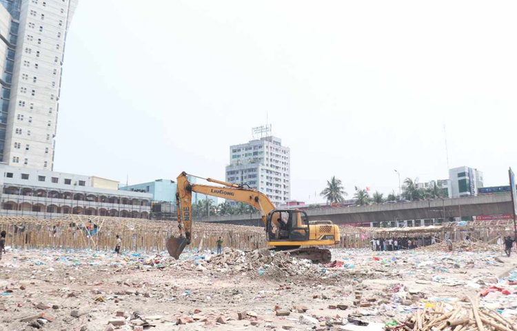 জানা যায়, আগুনে পুড়ে যাওয়া ঢাকার ফুলবাড়িয়ার বঙ্গবাজার কমপ্লেক্সের জায়গায় ১০ তলা বিপণিবিতান নির্মাণ করা হবে। এ জন্য ৩৬৫ কোটি টাকা ব্যয়ের প্রস্তাব করা হয়েছে। বঙ্গবাজারে ১০৬ কাঠা জমির ওপর নতুন বিপণিবিতানটি নির্মাণ করতে অন্তত চার বছর সময় লাগবে। আর বিপণিবিতানের নির্মাণ ব্যয় দোকান মালিকদের কাছ থেকে চার কিস্তিতে নেওয়া হবে। ছবি: মুসা আহম্মেদ