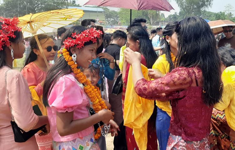 তরুণ-তরুণীরা নেচে গেয়ে এই উৎসব পালন করছেন। ছবি: মাহবুবুল ইসলাম পলাশ