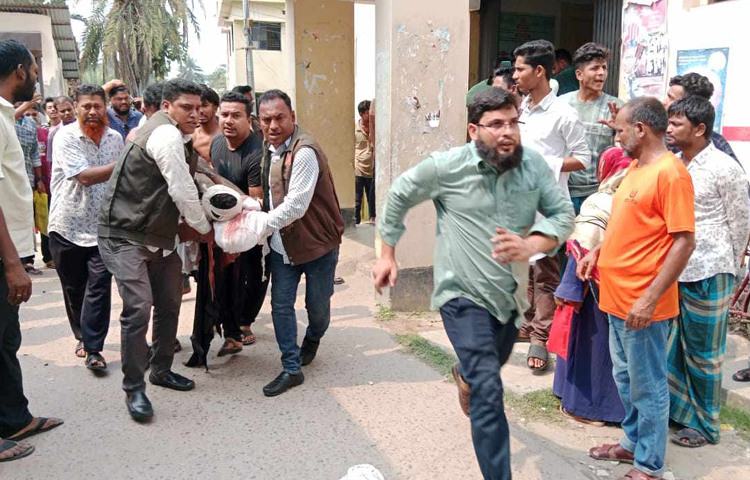 ক্ষতবিক্ষত দেহগুলো সদর হাসপাতালে নিলে সেখানে ১১ জনকে মৃত ঘোষণা করা হয়। এসময় আহত আরও ২০ জনকে প্রাথমিক চিকিৎসা দেওয়া হয়। এদের মধ্যে গুরুতর আহত বেশ কয়েকজনকে উন্নত চিকিৎসার জন্য বরিশাল শের-ই-বাংলা মেডিকেল কলেজ হাসপাতালে পাঠানো হয়। সেখানে একজনকে মৃত ঘোষণা করেন চিকিৎসকরা। ছবি: আতিকুর রহমান