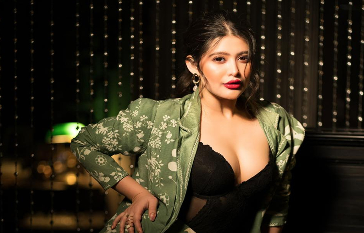 লাস্যময়ী এ নায়িকা নাম লিখিয়েছেন প্রযোজনারও। ছবি: ফেসবুক