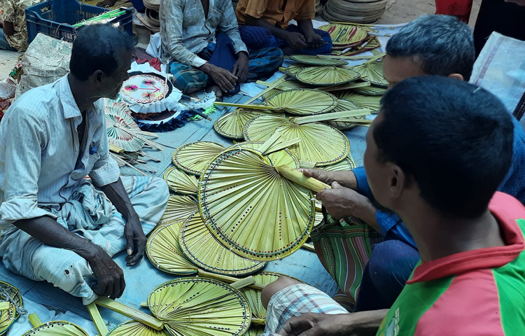 কোনো ঘোষণা ছাড়াই বৈশাখ মাসের প্রতি শনিবার সকাল থেকে সন্ধ্যা পর্যন্ত চলে এ মেলা। ছবি: মাহবুবুল ইসলাম পলাশ