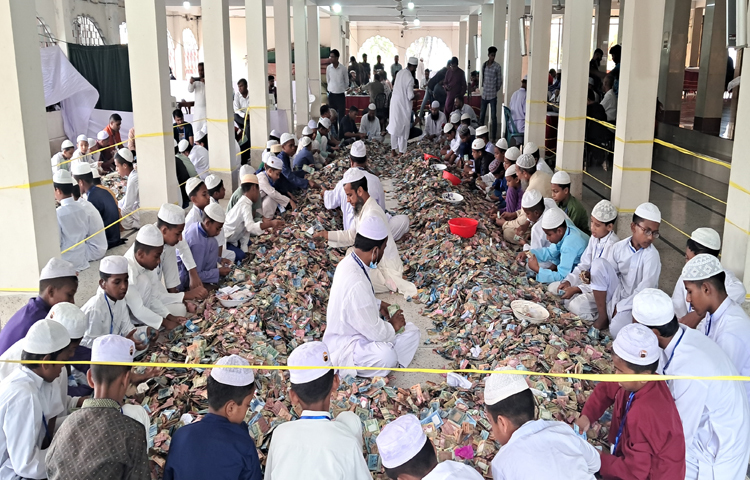 মসজিদের দান থেকে পাওয়া এসব অর্থ সংশ্লিষ্ট মসজিদসহ জেলার বিভিন্ন মসজিদ, মাদরাসা ও এতিমখানার পাশাপাশি বিভিন্ন সমাজকল্যাণমূলক কাজে ব্যয় হয়।ছবি: এসকে রাসেল