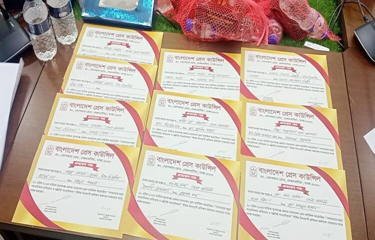 বাংলাদেশ প্রেস কাউন্সিলের কর্মশালায় চোরাকারবার ও অপ-সাংবাদিকতার সঙ্গে যুক্ত ব্যক্তিদের সনদপত্র দেওয়ায় কর্মশালায় পাওয়া সনদপত্র ফেরত দিয়েছেন সুনামগঞ্জ শহরে কর্মরত ১১ টেলিভিশন সাংবাদিক। ছবি: লিপসন আহমেদ