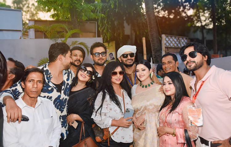 ১৯ এপ্রিল বিএফডিসিতে শিল্পী সমিতির নির্বাচনে বসেছিল তারকাদের মিলনমেলা। সেখানেই দেখা হয় তাদের। ছবি: পরীমণির ফেসবুক থেকে