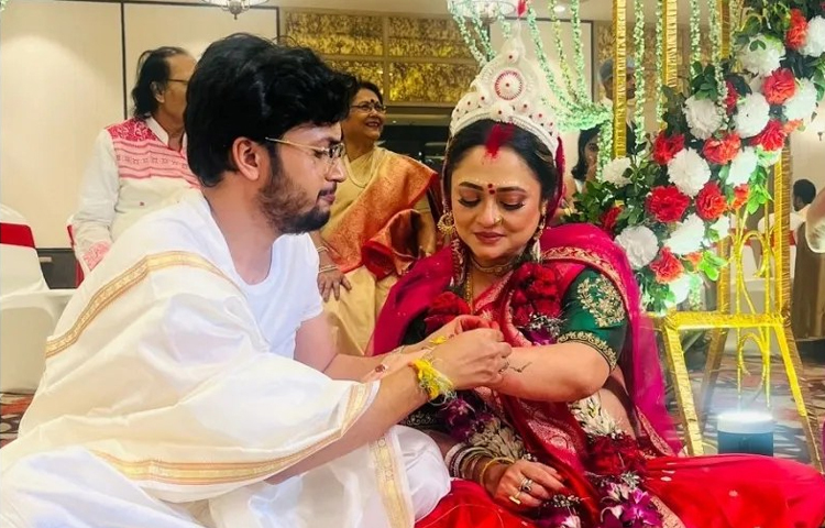 বিয়েতে সিঁদুরে রাঙা বেনারসিতে সেজেছেন অভিনেত্রী। মাথায় শোলার মুকুট। গলায় গোলাপের মালা। হাতে শাঁখা-পলা। ছবি: ফেসবুক থেকে