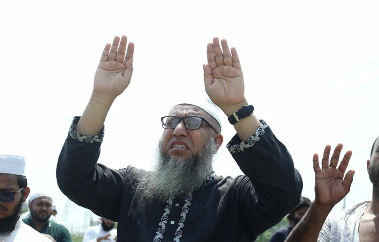 আজ রাজধানীর আফতাবনগরে আল সুন্নাহ ফাউন্ডেশনের আয়োজনে শায়খ আহমাদুল্লাহ হুজুরের ইমামতিতে এই নামাজ আদায় করা হয়। ছবি: মাহবুব আলম