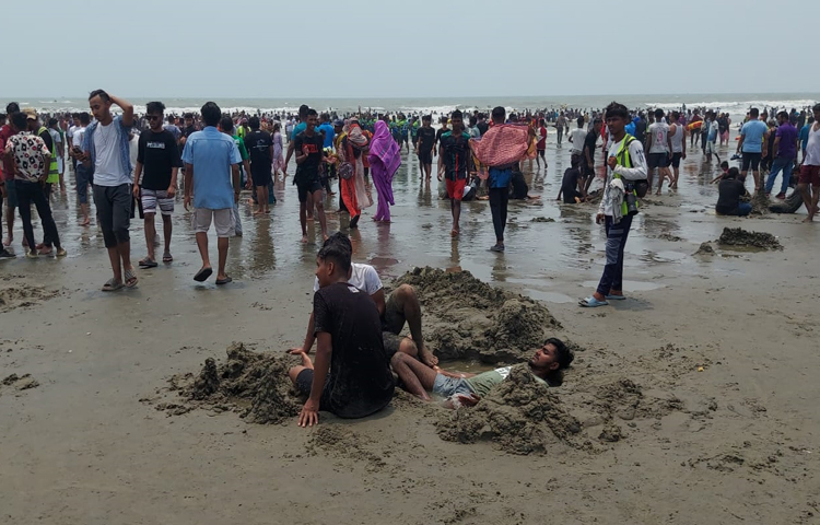 একইসঙ্গে হোটেলে-মোটেল ও রেস্তোরাঁয় অতিরিক্ত টাকা আদায় কিংবা অন্যান্য ক্ষেত্রে হয়রানি রদ এবং পর্যটকদের নিরাপদ ভ্রমণ নিশ্চিতে মাঠে রয়েছে জেলা প্রশাসন। ছবি: সায়ীদ আলমগীর