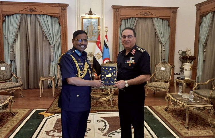 বিমান বাহিনী প্রধান এয়ার চিফ মার্শাল শেখ আব্দুল হান্নান মিশর সফর শেষে দেশে ফিরেছেন। শুক্রবার (২৬ এপ্রিল) আন্তঃবাহিনী জনসংযোগ পরিদপ্তরের (আইএসপিআর) পাঠানো এক বিজ্ঞপ্তিতে এ তথ্য জানানো হয়। ছবি: আইএসপিআর