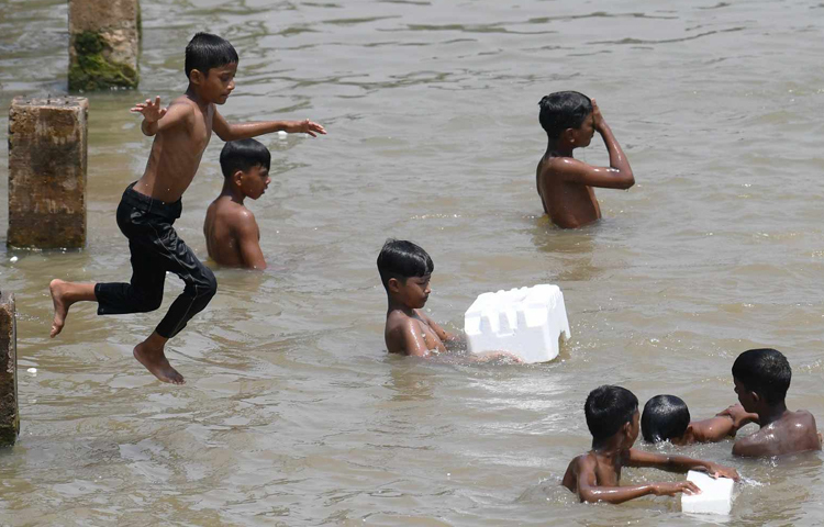 দল বেঁধে দুরন্তপনায় মেতে উঠেছে শিশু-কিশোররা। ছবি: বিপ্লব দীক্ষিত