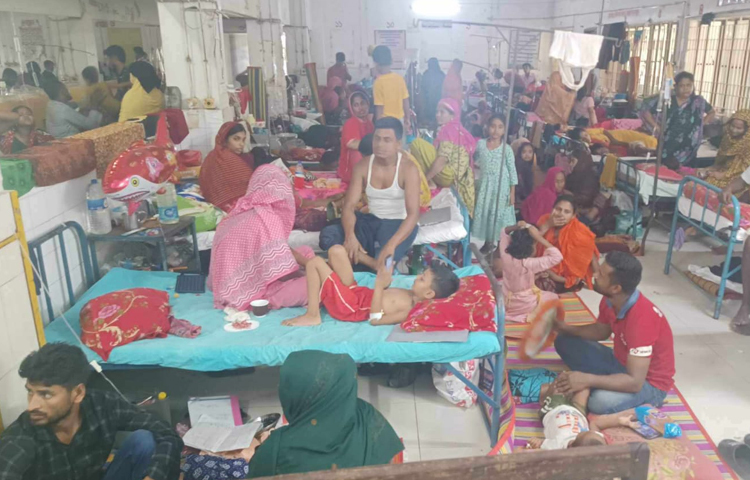 গরমের সঙ্গে পাল্লা দিয়ে হাসপাতালে বেড়ে চলছে রোগীর সংখ্যা। ছবি: জাহিদ পাটোয়ারী