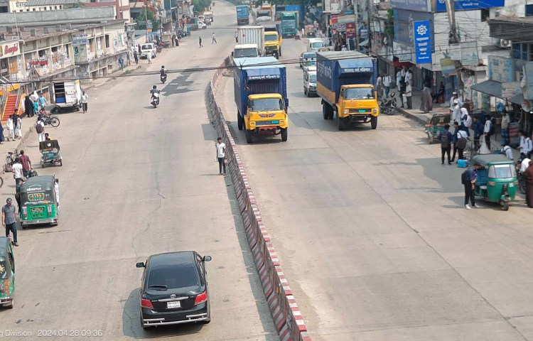 জানা গেছে, বৃহত্তর চট্টগ্রামের ৫ জেলায় আজ রোববার সকাল ৬টা থেকে ৪৮ ঘণ্টার ধর্মঘটের ডাক দিয়েছে বৃহত্তর চট্টগ্রাম গণপরিবহন মালিক শ্রমিক ঐক্য পরিষদ। ছবি: এম মাঈন উদ্দিন