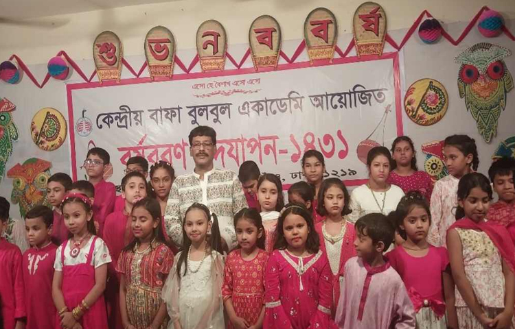 নতুন বছরকে বরণ করতে খিলগাঁও হাই স্কুল মিলনায়তনে আয়োজন করা হয় এই উৎসবের। ছবি: সাজ্জাত হোসেন