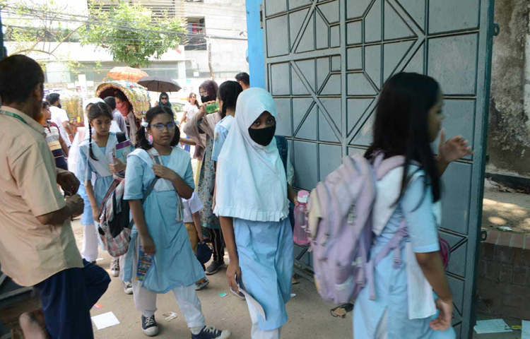 এছাড়া নির্দেশনা অনুযায়ী, এক শিফটে পরিচালিত প্রাথমিক বিদ্যালয়সমূহ সকাল ৮টা থেকে বেলা সাড়ে ১১টা পর্যন্ত চলবে। দুই শিফটে পরিচালিত বিদ্যালয়ে প্রথম শিফট সকাল ৮টা থেকে সাড়ে ৯টা এবং দ্বিতীয় শিফট সকাল ৯টা ৪৫ মিনিট থেকে বেলা সাড়ে ১১টা পর্যন্ত চলবে। ছবি: বিপ্লব দীক্ষিত