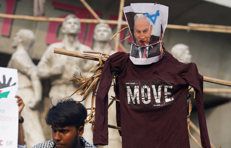 সমাবেশে বিশ্ববিদ্যালয়ের বিভিন্ন বিভাগ, অনুষদ ও ইন্সটিটিউটের শিক্ষার্থীরা অংশগ্রহণ করেন। এ সময় তারা ‘ফ্রম দ্য রিভার টু দ্য সি-প্যালেস্টাইন উইল বি ফ্রি’, ‘ওয়ান, টু, থ্রি, ফোর-অকুপেশন নে মোর’ প্রভৃতি স্লোগান দেন। বিক্ষোভ মিছিল শেষে শিক্ষার্থীরা নেতানিয়াহুর কুশপুত্তলিকা দাহ করেন। ছবি: হাসান আলী