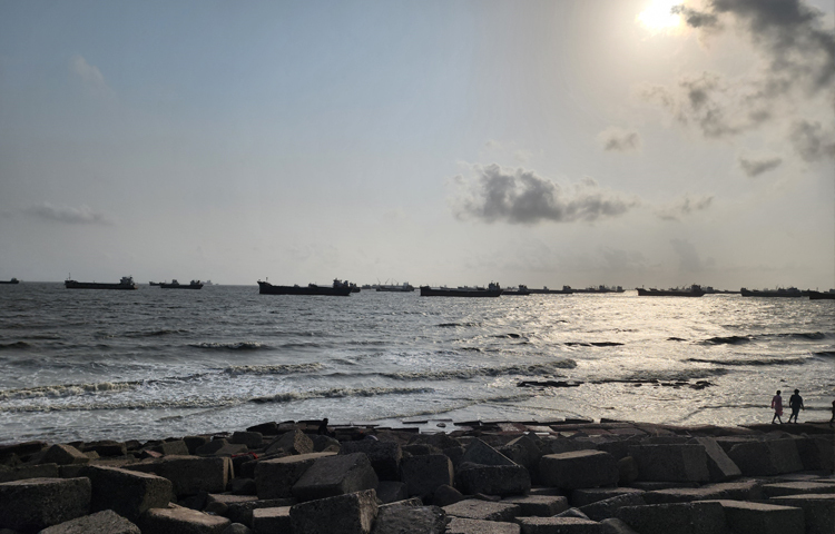 হেলে পড়া সূর্য তখনো উত্তাপ ছড়াচ্ছিল। দূরের বড় জাহাজ আর কিছুটা নিকটে ছোট ছোট জাহাজ নোঙর করে আছে। বিকেলের সূর্য কিরণে মনোমুগ্ধকর দৃশ্য দেখা যাচ্ছে সমুদ্র জলে। পাড়ের পাথরে দাঁড়িয়ে ভিড় করে স্মৃতি ফ্রেমবন্দি করছেন দর্শনার্থীরা। ছবি: তানজিদ শুভ্র