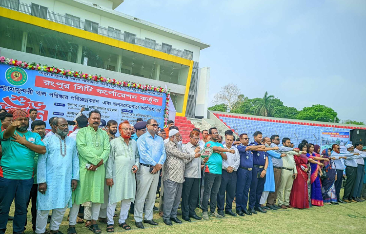 আজ সকালে শ্যামাসুন্দরী খাল পরিস্কার পরিচ্ছন্নকরণ ও জনসচেতনতা কার্যক্রমের উদ্বোধন করেন সিটি মেয়র মোস্তাফিজার রহমান মোস্তফা। ছবি: জিতু কবীর