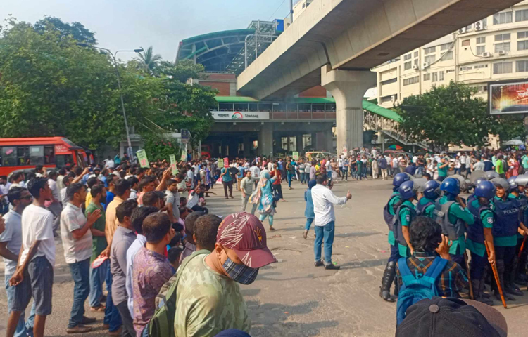 পরে দুপুর পৌনে ৩টার দিকে রাজু ভাস্কর্য থেকে পদযাত্রা নিয়ে গণভবন অভিমুখে যাত্রা করলে পুলিশ বাধা দেয়। ছবি: হাসান আলী