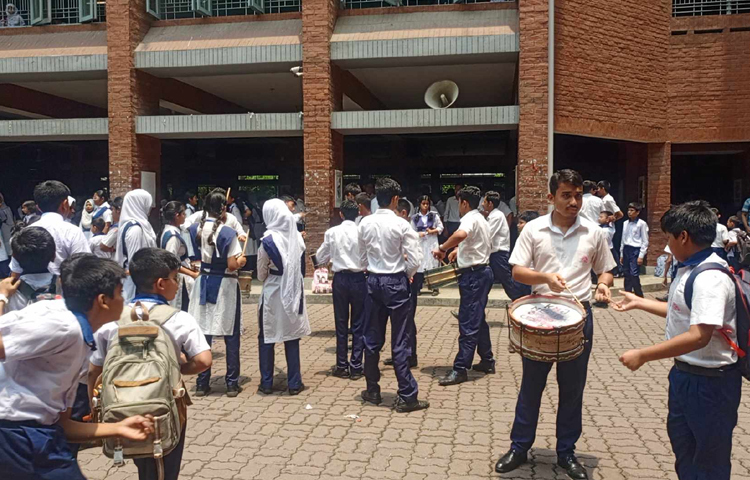 নেচেগেয়ে, বাদ্য-বাজনা বাজিয়ে উল্লাস প্রকাশ করছে শিক্ষার্থীরা। ছবি: হাসান আলী